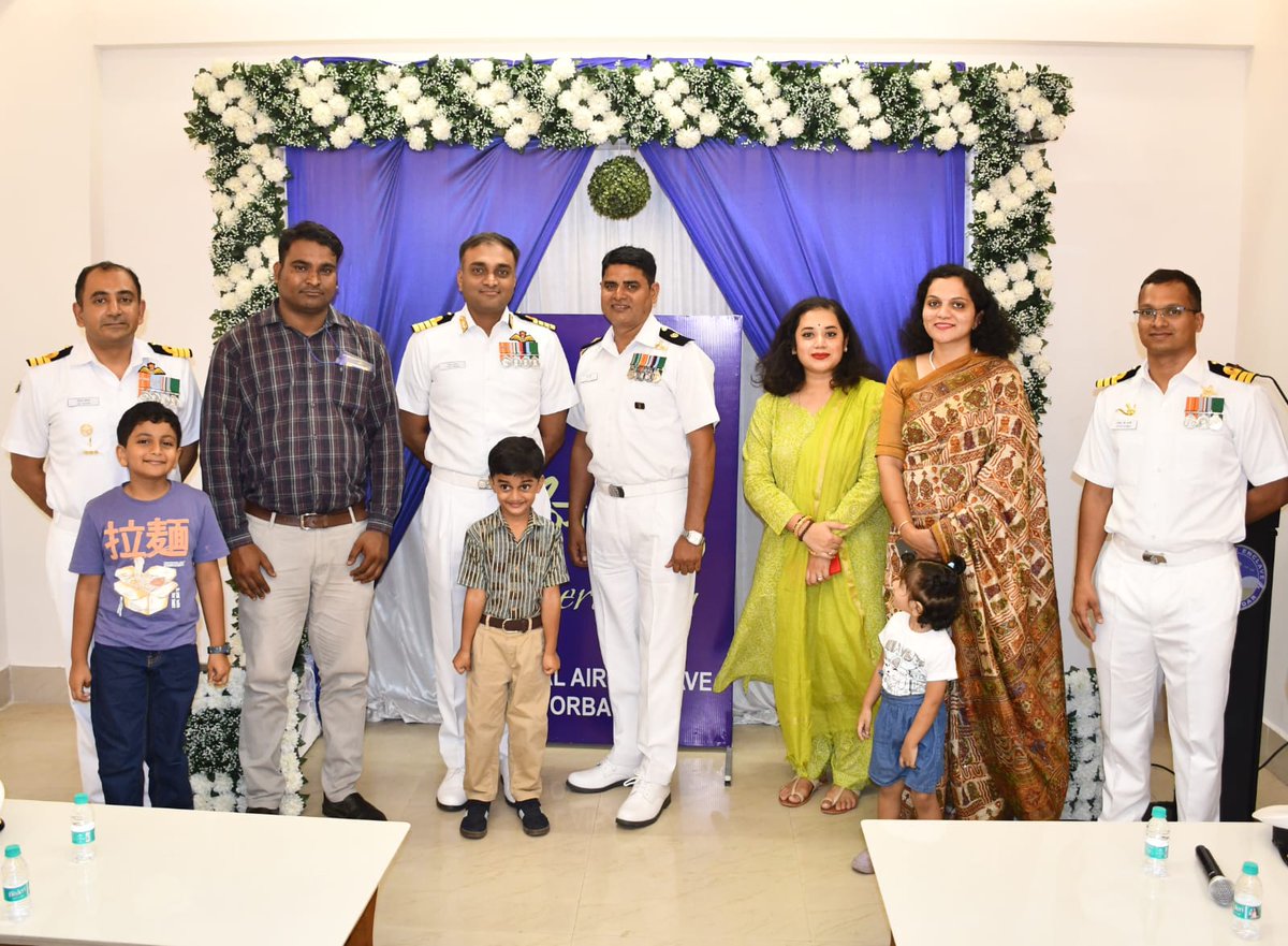 IN_GDD's tweet image. An Aabhar Ceremony was held at Naval Air Enclave #NAE, Porbandar to honour retiring sailors for their dedicated service to the Nation 🇮🇳⚓. The #sailors were presented with mementoes and the #IndianNavy Crest, followed by a family get-together acknowledging their unwavering