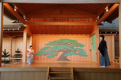 こども狂言クラブは５／５「さくらに舞う会」に出演し、初めてご覧になる方にも分かりやすいと評判の、狂言「しびり」を披露します。

自分ばかりがおつかいに行かされて迷惑と、仮病を使うことにした太郎冠者。

しかし仮病と見抜いた主人も、ひと芝居打つことを思いつき…。

🪭１３：２０登場予定🪭