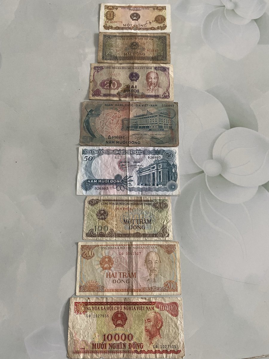 Cũ cũ chứ cũng có giá lắm nha.

Giá 1 đồng, hai đồng…mười ngàn đồng. 

Mất mấy tờ “cận đại” mới tinh, tiếc đứt ruột.