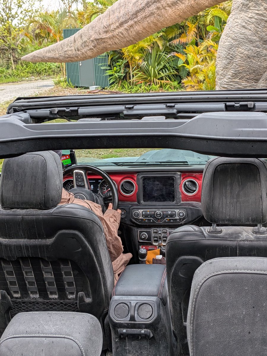 ダイナソーサファリ

車で悪路を進む感じが良かったね
車はJeepのルビコンだな
左ハンドルで、これグラディエーターかな？