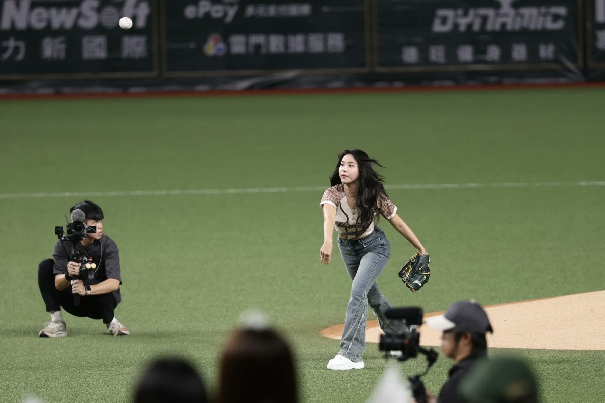 DragonKazoo77's tweet image. Some baseball fans jokingly posted on social media: "Is this TSG’s new foreign pitcher?" adding to the fun.

In addition, Solar, who has already released two albums in Taiwan, showed her excellent Mandarin ability by reading the starting lineup in Mandarin before the game. ++