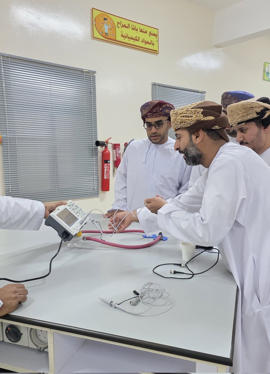 sultanmohschool's tweet photo. بهدف تطوير المهارات المهنية وتعزيز جودة تنفيذ الدروس العملية وممارسات الأمن والسلامة في المختبرات المدرسية، عقد اليوم مجتمع تعلم مهني مخصص لفني مختبرات العلوم بمدرسة النعمان بن عدي للتعليم الأساسي لتحسين جودة الأداء ورفع مستوىٰ الكفاءة في بيئة المختبرات. #فعاليات_تعليمية_مسقط https://t.co/E1IqK6bVTZ