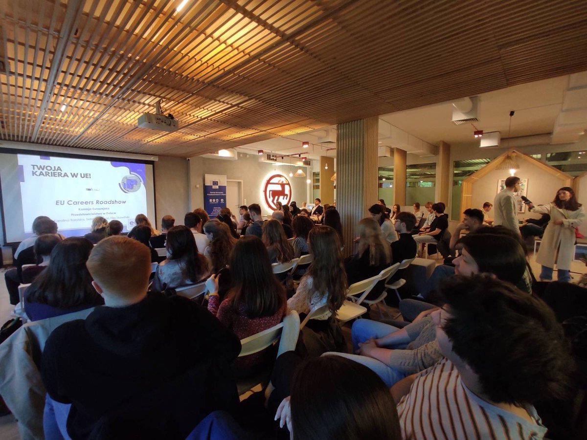 EUinPL's tweet image. Niemal 100 studentów #UŁ i innych uczelni spotkało się, by porozmawiać z nami o karierach w #UE. Rozmawialiśmy o stażach, konkursach i testach rekrutacyjnych. Powodzenia w przyszłych rekrutacjach!