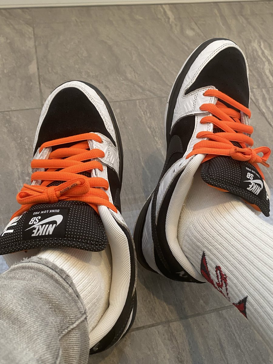 catSNKaRS's tweet photo. タイトブースの白のシューレースが黒くなっちゃったから、オレンジ🍊に変更😉

汚れなければ白の方が好きかも🤔
黒もあるから次は黒も試してみよう☺️ https://t.co/Kg13yCkVpK