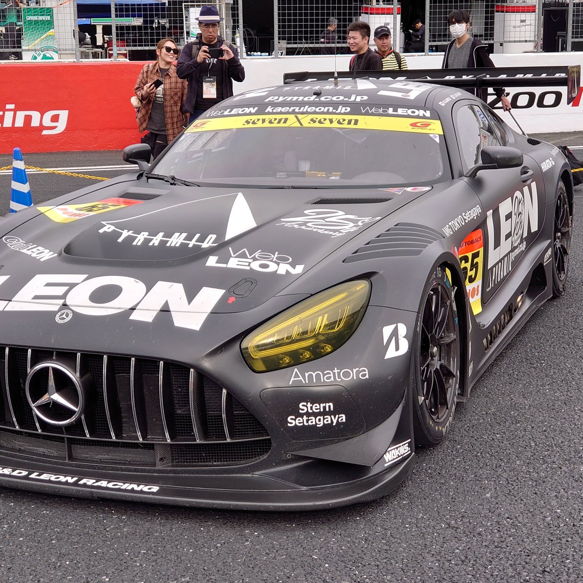 gallerym2415's tweet photo. レオンはいつも
気がつくと表彰台圏内にいるのがシブいな

#superGT rd.2 #LEONracing #MercedesAMG https://t.co/1SLq2PXGZd