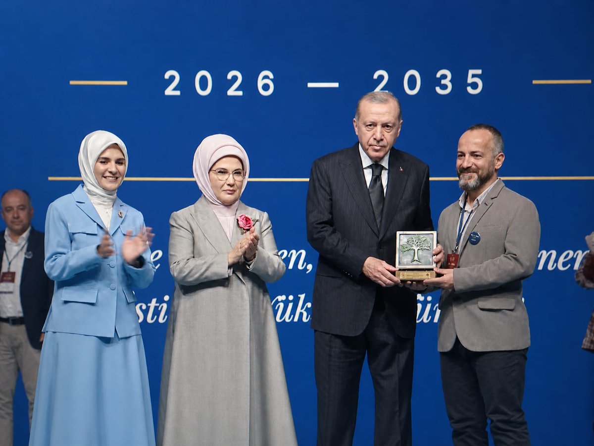 MersinSehirHst's tweet photo. Hastanemiz Geriatri Uzmanı Doç. Dr. Ercüment Öztürk, Cumhurbaşkanlığı himayelerinde düzenlenen “Ailemiz Geleceğimiz” Fotoğraf Yarışması’nda Türkiye birinciliği elde etmiştir. Sayın Cumhurbaşkanımız tarafından ödülünü alan kıymetli hocamızı tebrik ediyor, başarılarının devamını diliyoruz. Bu anlamlı başarı, sağlık çalışanlarımızın sadece mesleklerinde değil, sanat ve toplumsal farkındalık alanlarında da ne kadar değerli katkılar sunduğunu bir kez daha göstermiştir. Hastanemiz adına gurur duyuyoruz.
@saglikbakanligi 
@sbkhgm 
@mersin_ism
