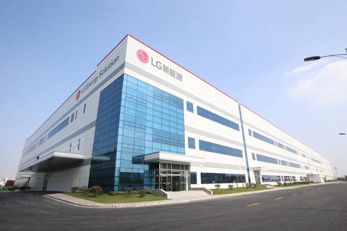 Battery_Ind's tweet photo. LGES lands major cylindrical cell order, likely tied to BMW

LG  Energy Solution has secured new orders exceeding 100 GWh for its large  46-series cylindrical cells in the first quarter. According to Korean  media reports, the orders come from a single customer: BMW.
First, the confirmed details: LG Energy  Solution (LGES) has reported that its order backlog has grown to over  440 GWh following new orders totalling 100 GWh for cylindrical cells  with a 46-millimetre diameter. However, as is customary in the supplier  industry, the company has not disclosed the customers behind these  orders. LGES did confirm that it began producing 4695 cells at its  Ochang plant late last year and that, by the end of this year,  “producing diverse 46-Series cylindrical cells, ranging from 4680 to  46120 cells” will commence at its US plant in Arizona.

@LG_ensol @BMW @BMWGroup 

📖To keep reading, click here:https://t.co/BZfH8ohS5i