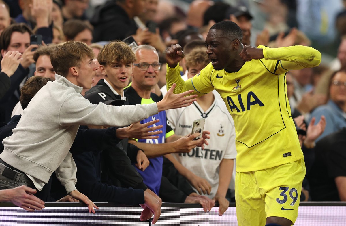 SpursInsight_'s tweet image. Hats off to every single Tottenham fans in that away end yesterday for 90 minutes of non-stop noise, energy, and support for the team🧢🤍

#COYS #THFC #TOTTENHAM #SPURS