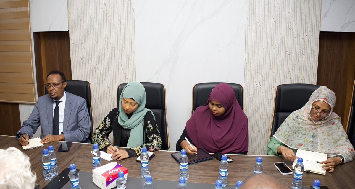 MoF_Somalia's tweet photo. Minister @BihiEgeh welcomed Ms. Shoko Noda, UN Assistant Secretary General and UNDP Assistant Administrator &amp; Director of the Crisis Bureau, together with the UNDP team. Discussions focused on the evolving economic landscape and how to further strengthen our two sides partnership https://t.co/mkhJpNLRWu