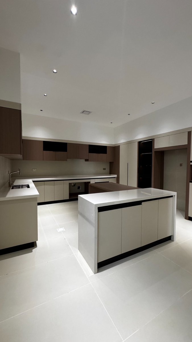 EliteReal9's tweet photo. فرصة مميزة لامتلاك فيلا فاخرة في الخوض السابعة – مسقط 🏡
▪️ 8 غرف نوم | 10 دورات مياه
▪️ مساحة الأرض: 300م² | البناء: 475م²
▪️ تصميم عصري وتشطيبات راقية
▪️ مهيأة لمصعد + نظام أمني
💰 السعر: 149,000 ر.ع
📞 72211221 https://t.co/TNdeGgm9p2