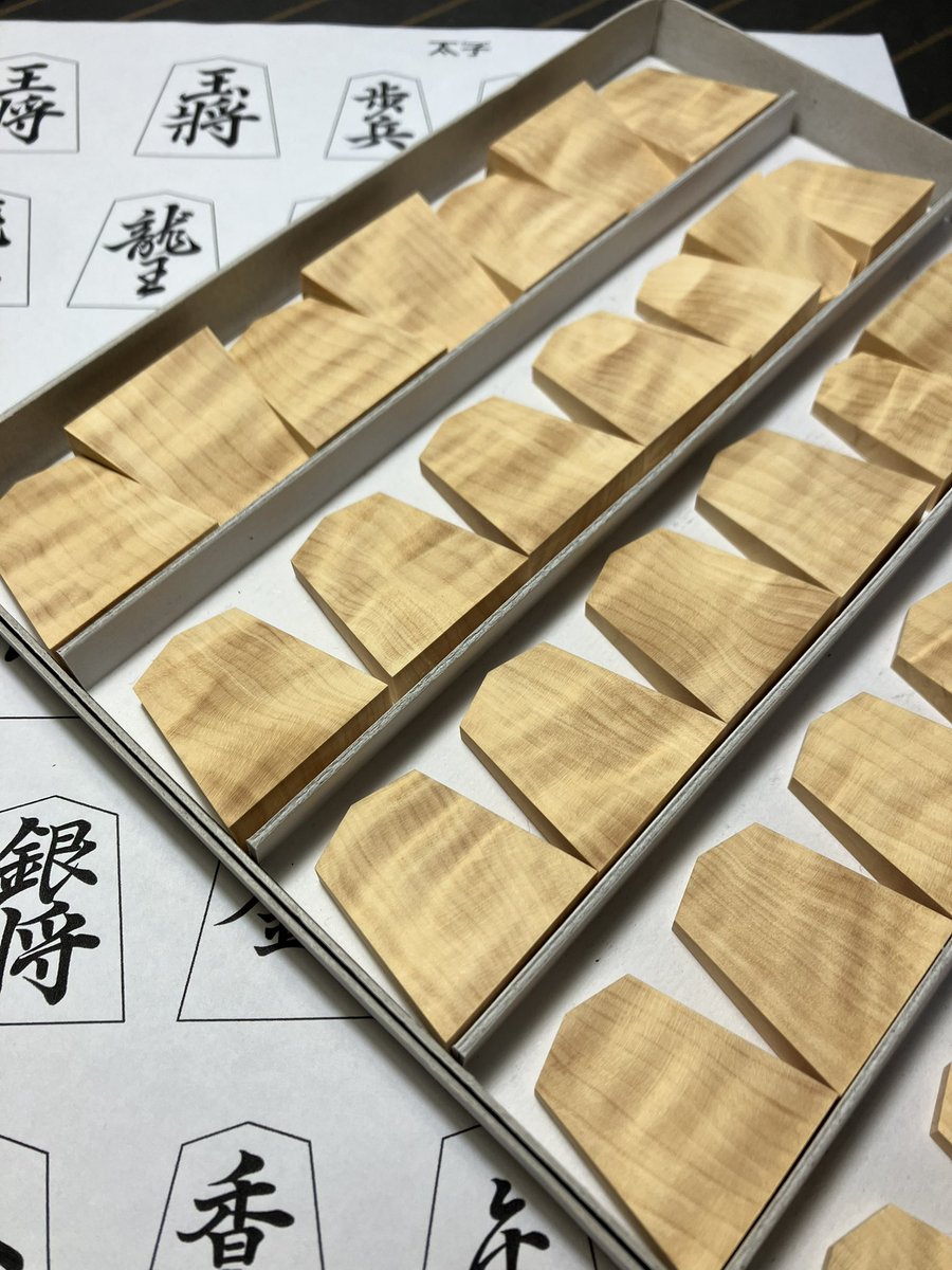 vaneco4's tweet photo. 第96作は、島黄楊根杢に巻菱湖書です。

前作の盛り上げ作業と並行して彫りますので、時間が掛かると思います。
お待たせして申し訳有りません🙇

https://t.co/LNPlnBoGzc https://t.co/gkGoPIZkLD