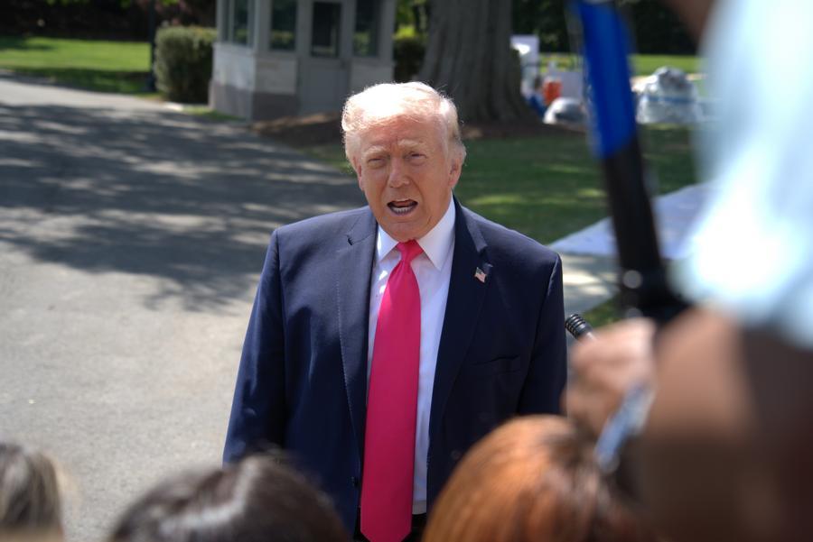XHNews's tweet image. Latest on #MiddleEast tensions: 
- #Pakistan, #Iran FMs discuss regional situation, stress diplomacy for peace
- #Trump says #US to begin guiding ships out of #StraitOfHormuz Monday morning
- Iran says U.S. has responded to #Tehran's 14-point plan to end war
- Attack on vessel