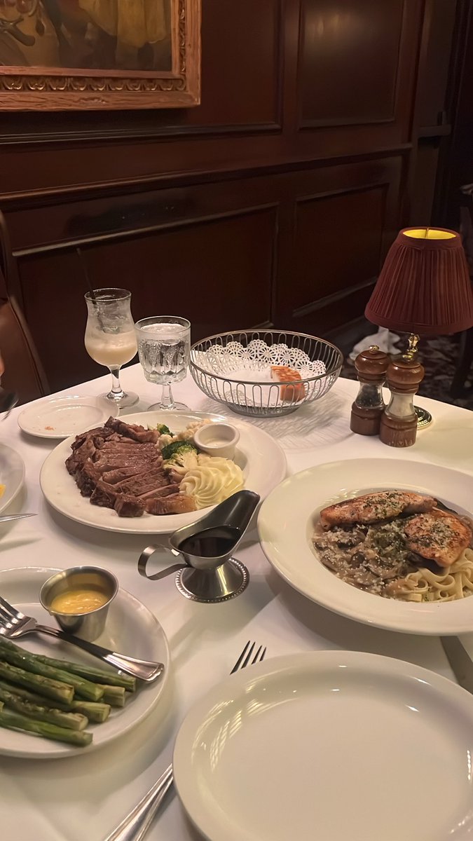 spoon_iori's tweet photo. ブランド物が日本より高くて激萎え！ショッピングは1日だけにして、今日は海とカバナ往復して昼寝してごろごろ過ごしましたー🦩🎀💗 https://t.co/OY0nGs0JNy