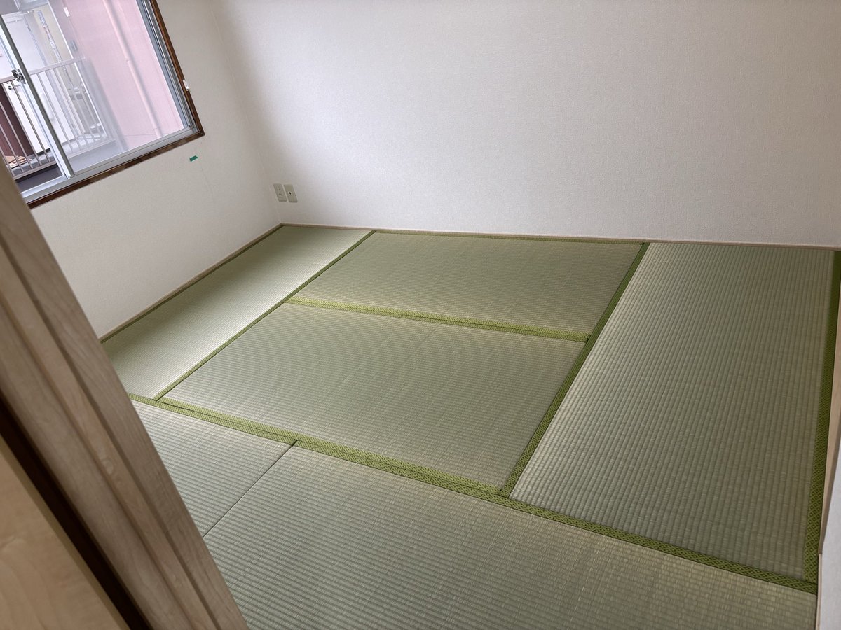 recy_clean3196's tweet photo. 退去後美装〜
は年がら年中やってますが、最近とある工務店さんから畳や襖なんかの原状回復も、セットで依頼していただけます♪

まぁ外注ですけど、それでも安い(と思う)し、対応早いし、とてもお世話になってる協力業者さん！
いつもありがとうございますm(_ _)m https://t.co/L8j8OpmwGo