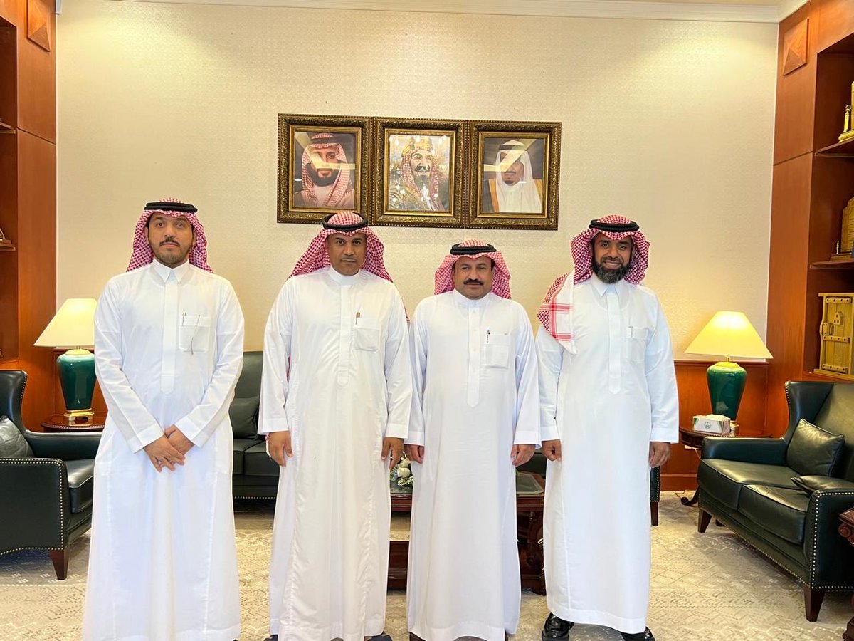 MajmahChamber's tweet photo. استقبل سعادة محافظ المجمعة الأستاذ سعود بن عبدالله آل معمر، رئيس لجنة ريادة الأعمال
 بـ #غرفة_المجمعة الأستاذ عاصم الحمد، ونائبه الأستاذ عبدالله المطيري، وعضو اللجنة الأستاذ إبراهيم الحقيل.

شهد اللقاء استعراض استراتيجية اللجنة ومبادراتها المستقبلية لتمكين رواد الأعمال في المحافظة، وبحث سبل تعزيز البيئة الاستثمارية المحفزة للمشاريع الناشئة، بما يخدم تطلعات شباب وشابات الأعمال في المنطقة.

#المجمعة #ريادة_الأعمال