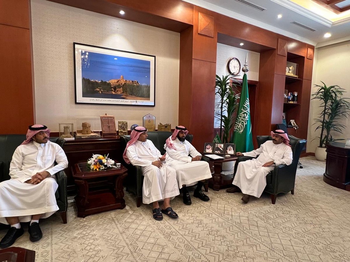 MajmahChamber's tweet photo. استقبل سعادة محافظ المجمعة الأستاذ سعود بن عبدالله آل معمر، رئيس لجنة ريادة الأعمال
 بـ #غرفة_المجمعة الأستاذ عاصم الحمد، ونائبه الأستاذ عبدالله المطيري، وعضو اللجنة الأستاذ إبراهيم الحقيل.

شهد اللقاء استعراض استراتيجية اللجنة ومبادراتها المستقبلية لتمكين رواد الأعمال في المحافظة، وبحث سبل تعزيز البيئة الاستثمارية المحفزة للمشاريع الناشئة، بما يخدم تطلعات شباب وشابات الأعمال في المنطقة.

#المجمعة #ريادة_الأعمال