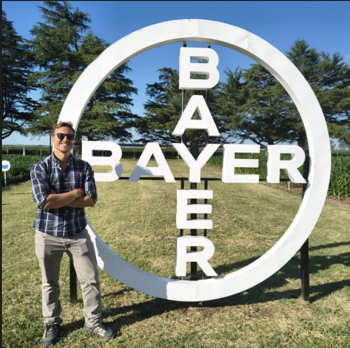 AgroConceptos's tweet photo. Un Ingeniero Agrónomo y vendedor de Bayer dejó el cuaderno.. y lo reemplazó por algo mucho mejor!

Mariano maneja una cartera grande de clientes. El problema que tenemos todos los que vivimos de relaciones: recordar qué le interesa a cada uno, qué le prometiste, qué le tenés que llevar la próxima.

Probó la tablet. No la abría.
Probó el cuaderno. Se le llenaba en dos meses.
La memoria se le evaporaba.

Hace 4 meses cambió todo:

Después de cada visita, le habla a una IA. Le dicta lo que vio, lo que le dijo el cliente, las oportunidades, las objeciones.

La IA ordena, guarda, y lo deja a un comando de distancia.

Hoy: 23 clientes con historial completo. Cero información perdida.

Pero lo fuerte vino después.

La IA dejó de registrar y empezó a sugerir:
a quién visitar esta semana, qué llevarle, cómo encarar la conversación.

Pasó de reaccionar a planificar.

—

Mariano no es programador. Es vendedor.

Lo único que lo separaba de tener esto antes era no saber programar.

Esa barrera ya no existe.

Y no es una cosa del agro. Es de cualquiera con clientes, pacientes, alumnos, o relaciones que mantener.

¿Qué problema tuyo, que parecía imposible sin un especialista, ya podrías resolver?
