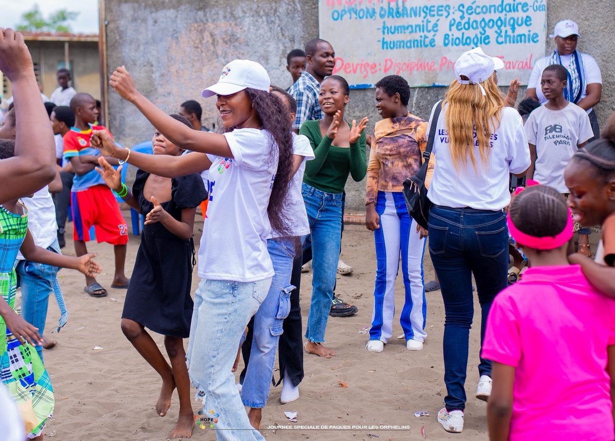 HOPErdc's tweet photo. Un simple geste peut tout changer ✨

Derrière chaque sourire, il y a des cœurs engagés 💛

Ces moments capturent bien plus que de la joie… ils racontent l’histoire de personnes qui ont choisi de donner de leur temps, de leur énergie et de leur amour pour faire la différence. https://t.co/JKl4D1JwQo