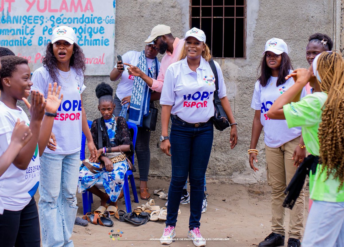 HOPErdc's tweet photo. Un simple geste peut tout changer ✨

Derrière chaque sourire, il y a des cœurs engagés 💛

Ces moments capturent bien plus que de la joie… ils racontent l’histoire de personnes qui ont choisi de donner de leur temps, de leur énergie et de leur amour pour faire la différence. https://t.co/JKl4D1JwQo