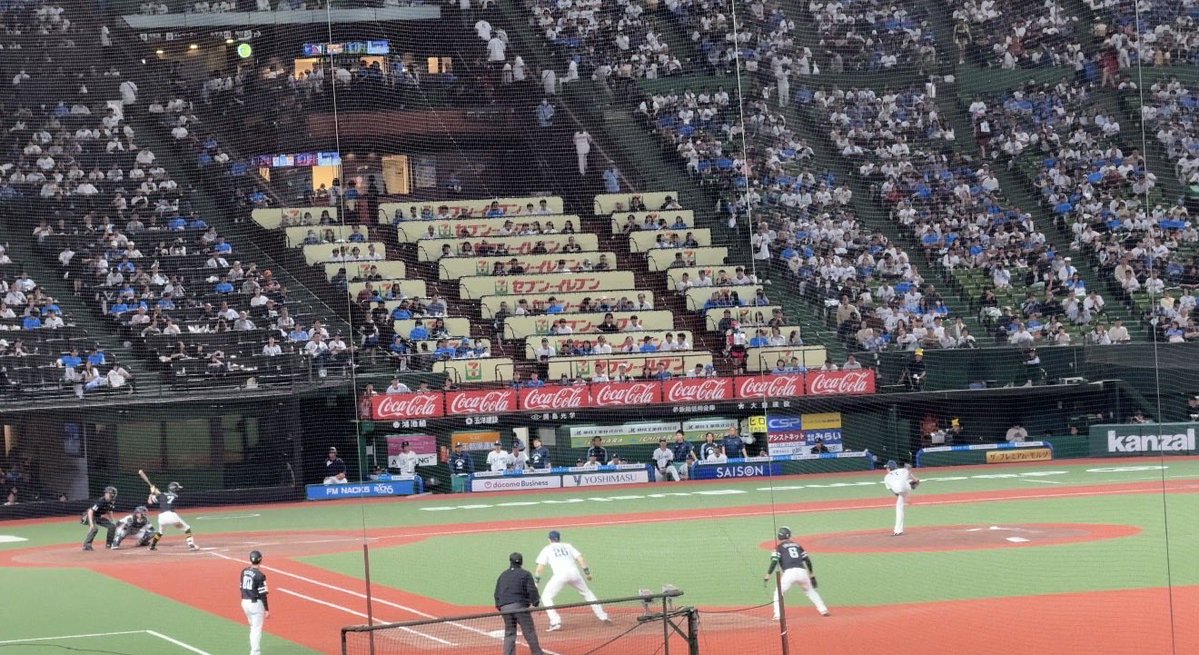 hiroDecember's tweet image. 大量援護に守られ先発菅井、走者出しつつもホークス打線を抑える⚾️
#西武
#ライオンズ
#ベルーナドーム