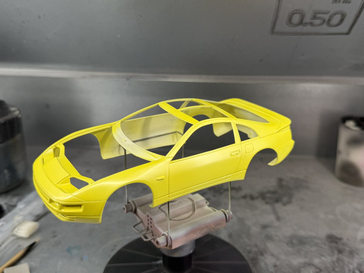 タミヤ フェアレディZ Z32 イエローパールを目指して塗って見た。 肉眼
