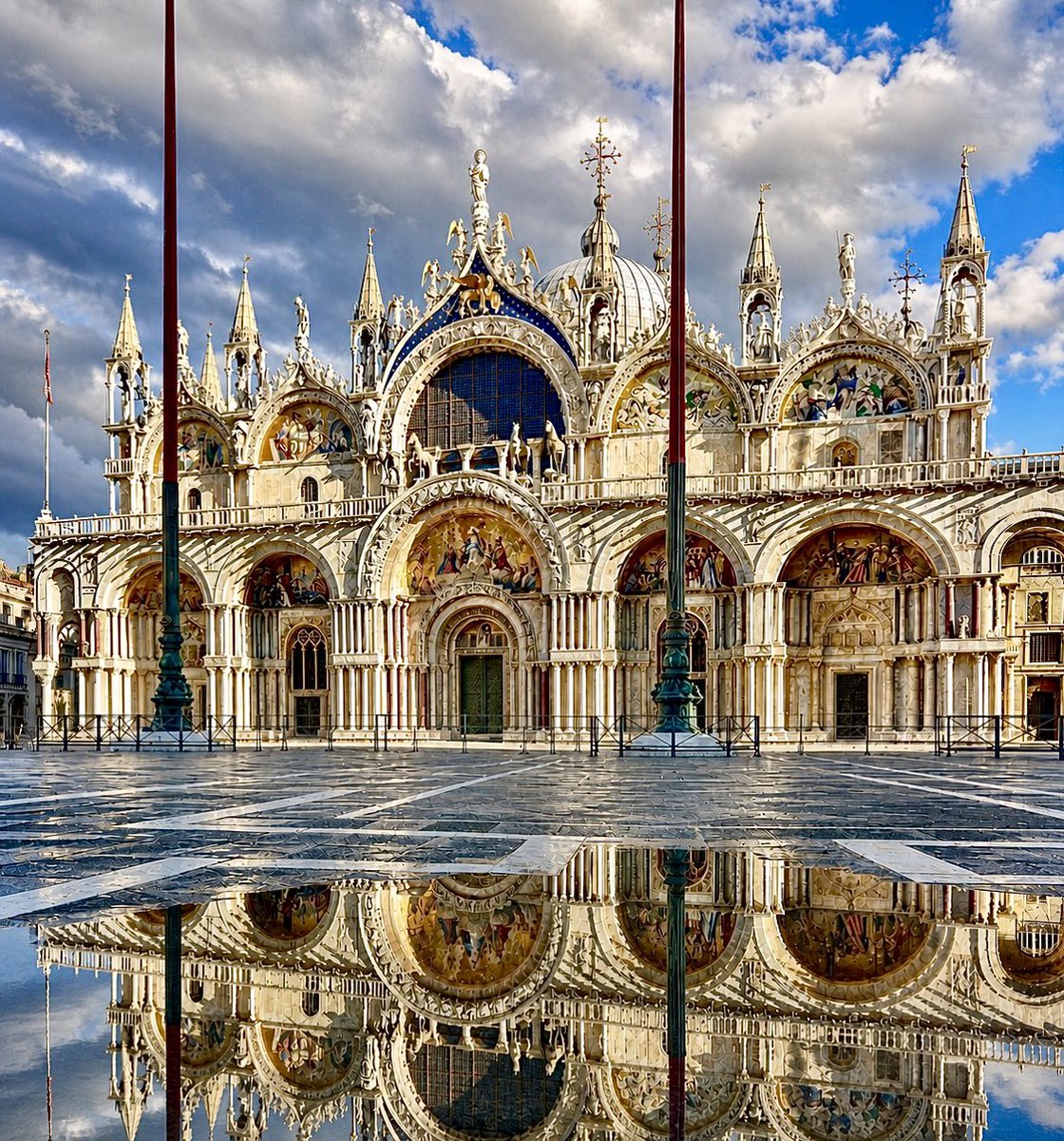 1981Sanctuaries's tweet image. 1️⃣ Behold the stunning St. Mark’s Basilica in Venice, perfectly mirrored in the wet Piazza San Marco. A Byzantine masterpiece of gold, mosaics &amp;amp; history.
#SanMarcoBasilica #Venice #Italy #Architecture