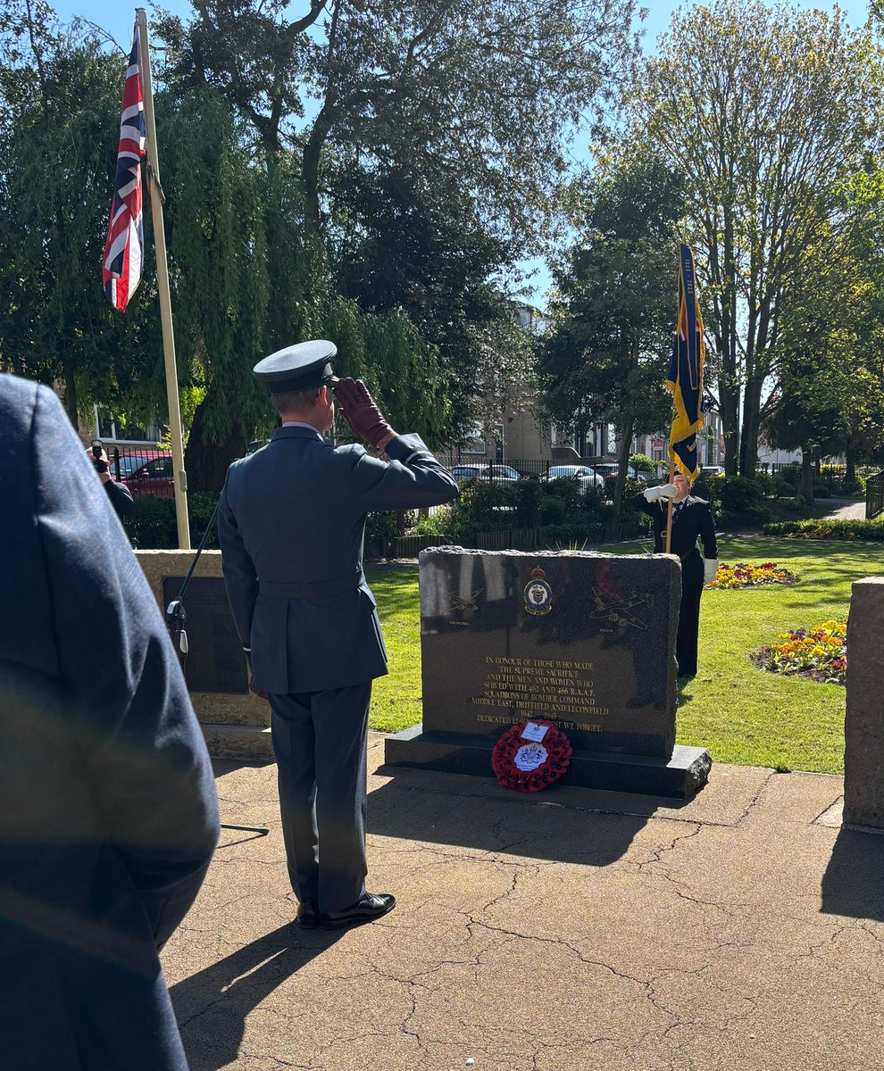 ERLieutenancy's tweet image. #ERDeputyLieutenant attended the ANZAC Service at #Driffield Memorial Gardens, honouring Australian airmen from RAF Driffield and commemorating Gallipoli. We remember their courage and sacrifice #LestWeForget #RAFDriffield #ANZAC #ERWreath #ERLieutenancy #EastRiding