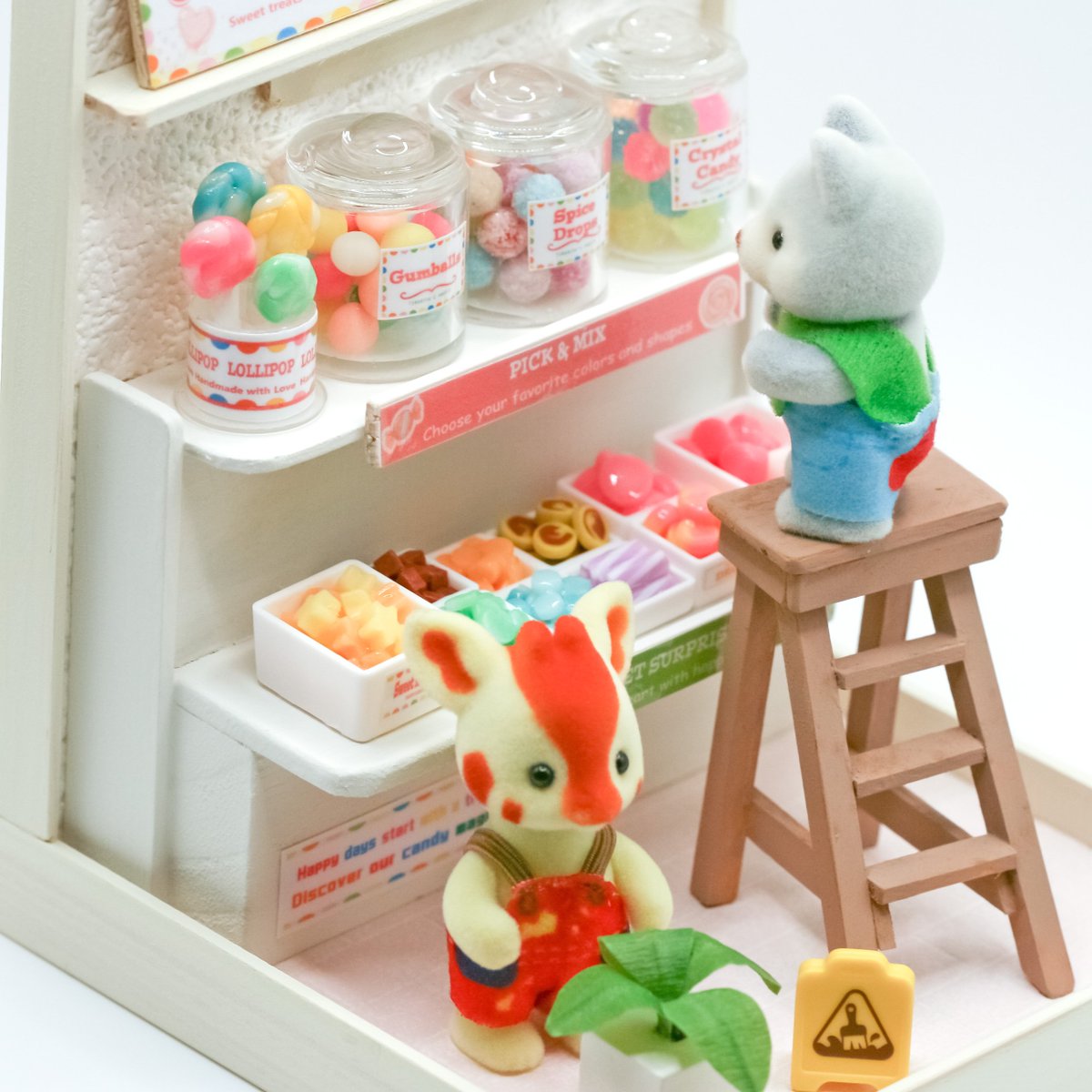 timariya33's tweet photo. 🍭キャンディショップ　ただいま最終チェック中
＃ミニチュア　＃ミニチュアフード　＃制作過程 https://t.co/5oSPJ1c7TG