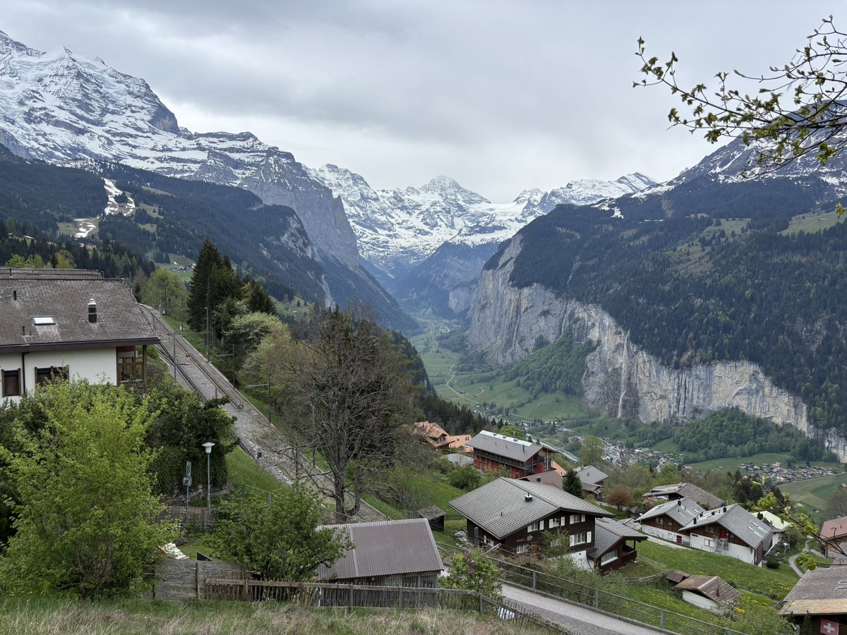 スイスのヴェンゲン（Wengen）はラウターブルネンよりも開けているのでとても開放感あってこちらに泊まってよかった！2日目は曇りだったけど初日は晴天で暑かった！オススメ