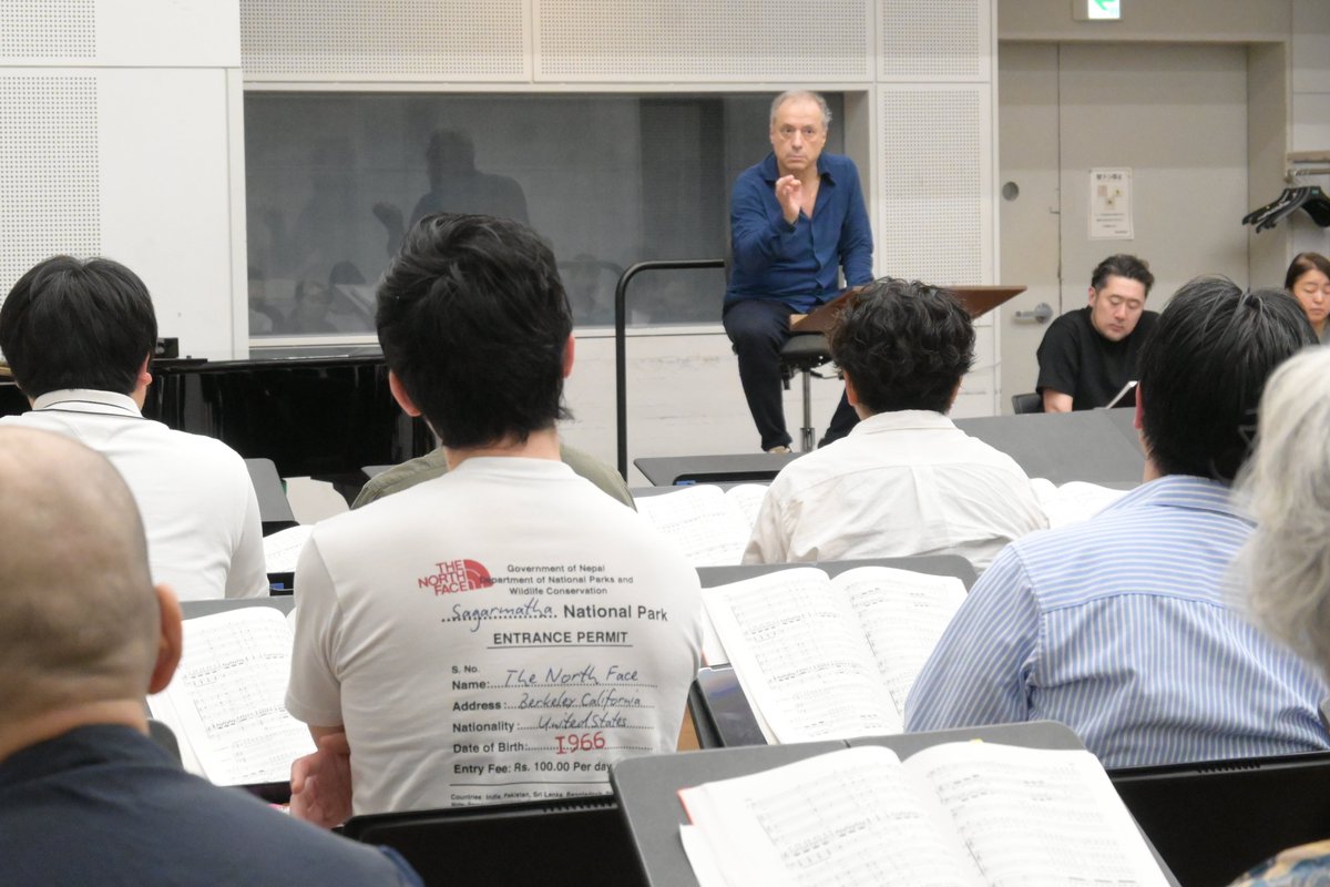 nntt_opera's tweet photo. 『愛の妙薬』のマエストロ音楽稽古をレポート✨マエストロ・ギダリーニはイタリアを代表するベテラン指揮者。マエストロの指摘のひとつひとつに合唱団が反応して、イタリア語も音楽もみるみる躍動し、優美に磨き抜かれます。その金言を一言も聞き漏らすまいと全集中の合唱団メンバーたち。マエストロ曰く「『愛の妙薬』のカギは合唱にあり」とのこと。素晴らしいリハーサル、お疲れさまでした!!
#新国立劇場合唱団 #愛の妙薬