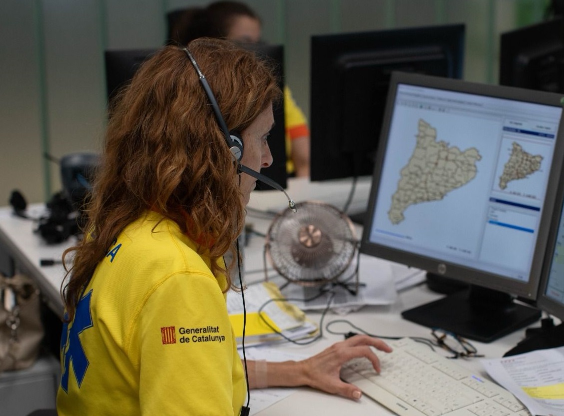 semgencat's tweet photo. Si has de trucar Emergències Mèdiques a través del 112, recorda que has d'explicar:

✅ Què ha passat?
✅ On s'ha produït l'incident?
✅ Quants afectats hi ha i en quin estat estan?

Tota la informació ajudarà l'ambulància a trobar el lloc! https://t.co/5OKCmCiod6