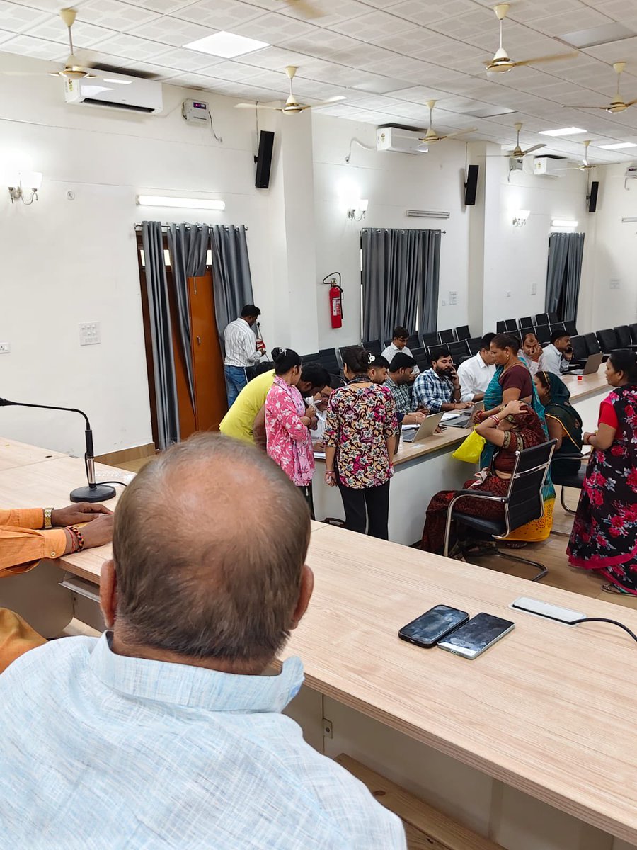 विद्युत सेवाओं को सुदृढ़ बनाने की दिशा में प्रभावी पहल ⚡

आज सर्किट हाउस में महानगर क्षेत्र के विद्युत विभाग के अधिकारियों के साथ महत्वपूर्ण बैठक कर जनसमस्याओं के त्वरित समाधान विशेष कर स्मार्ट मीटर से संबंधित समस्याओं के समाधान हेतु आवश्यक निर्देश प्रदान किए। 

#विद्युत_विभाग