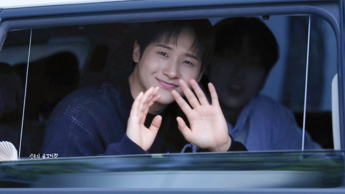 Gomgori's tweet photo. 260504 #두시의데이트 퇴근길
#B1A4 #CNU #신우 @B1A4_CNU

🐻👐🏻💕 https://t.co/sCSb7snjtd