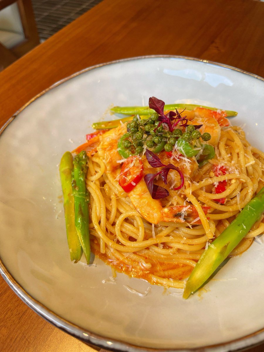 katejuabi's tweet image. 10-Minute Garlic Butter Shrimp Pasta!  Sauté shrimp + garlic + red pepper flakes in olive oil, toss with al dente pasta u0026 a squeeze of lemon. Quick, flavorful, no fancy skills needed! #QuickMeals #HomeCooking
