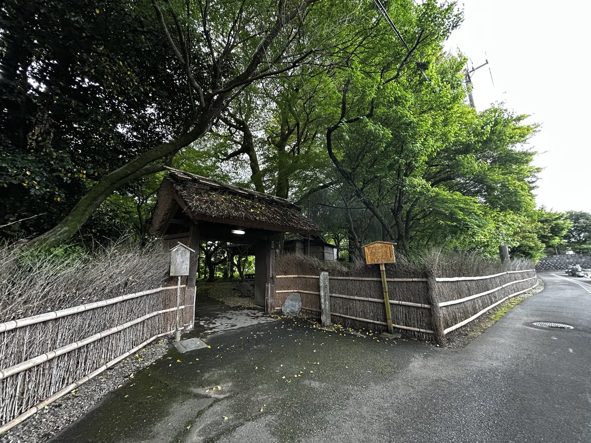 Samuraishikawa's tweet photo. 大垣市の史跡「お茶屋屋敷跡」を散���🚶

かつて徳川家康公が上洛の往還にあたって造営した、将軍家専用の休泊施設だ��たそうです😳

苔と竹林の深緑、そして真紅の牡丹。静謐なもてなしに癒されました。

https://t.co/rJCO3vtlKc

#お茶屋屋敷跡 https://t.co/y63ipKoHUL