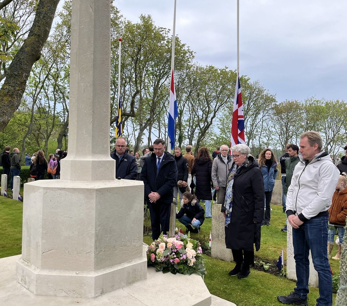 BrittanyRememb1's tweet image. #OTD 1/2 the Ameland islanders in Holland remember Roy Thompson from Brough, buried in their Cemetery. Four days later we will be paying respects to his brother buried in Gouesnou churchyard. #lestweforget #Remembrance #VEDay @CWGC @BalinLucie @PriolG @SFinistere @1324Squadron