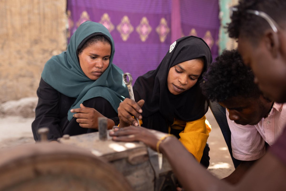 UNICEFSudan's tweet photo. في ولاية النيل الأبيض، تعيد الشابات صياغة التوقعات - وبأيديهن الأدوات، يعيدن القوة إلى مجتمعهن.

بعد تدريب مهني مع اليونيسف من خلال #PROSPECTS، بالتعاون مع @ilo &amp; @Refugees، يُحوّلن مهاراتهنّ إلى مصدر دخل. 

شكراً لوزارة الخارجية الهولندية  @DutchMFA على دعمها. https://t.co/QY0Y7oi23N