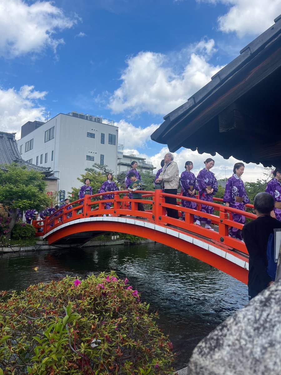 sayanekai's tweet photo. 5/4、ツツジ🌺満開の神泉苑祭にて、祇園囃子を無事納めました。
本堂内にて御真言を拝聴した後、善女龍王社前まで副住職様に先導いただき、厳かに囃子を始めました。

沢山の方に、足をお運び頂き
またお声がけくださり
大変ありがたく存じます。

#平成女鉾清音会 #祇園囃子 #神泉苑 #ツツジ https://t.co/Ce5zpH4Dwd