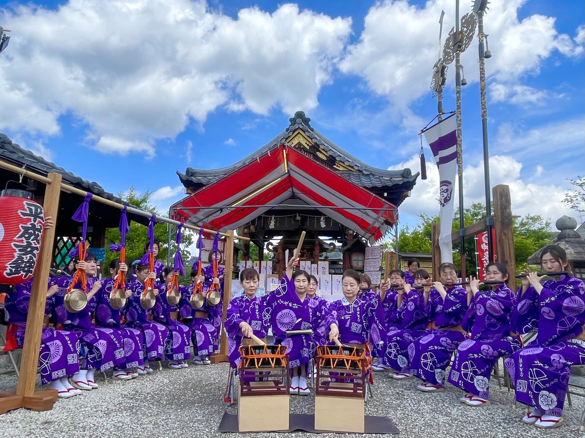 5/4、ツツジ🌺満開の神泉苑祭にて、祇園囃子を無事納めました。
本堂内にて御真言を拝聴した後、善女龍王社前まで副住職様に先導いただき、厳かに囃子を始めました。

沢山の方に、足をお運び頂き
またお声がけくださり
大変ありがたく存じます。

#平成女鉾清音会 #祇園囃子 #神泉苑 #ツツジ