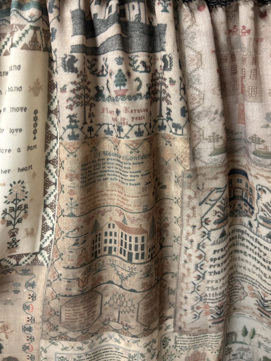 Apierrot_osaka's tweet photo. 🪡microcosm新作入荷情報🧸
#アトリエピエロ大阪店 

カントリーで洋風な雰囲気もありつつマイクロコズムらしくミステリアスな一枚‧₊˚ 𓂃౨ৎ

「HOUSE」ティアードドレス
￥29,700（税込）

軽めの生地で着心地も抜群✨

取り置き、店舗通販はこちら✨
大阪店📞0662417389 https://t.co/hVN3W4w2Pv