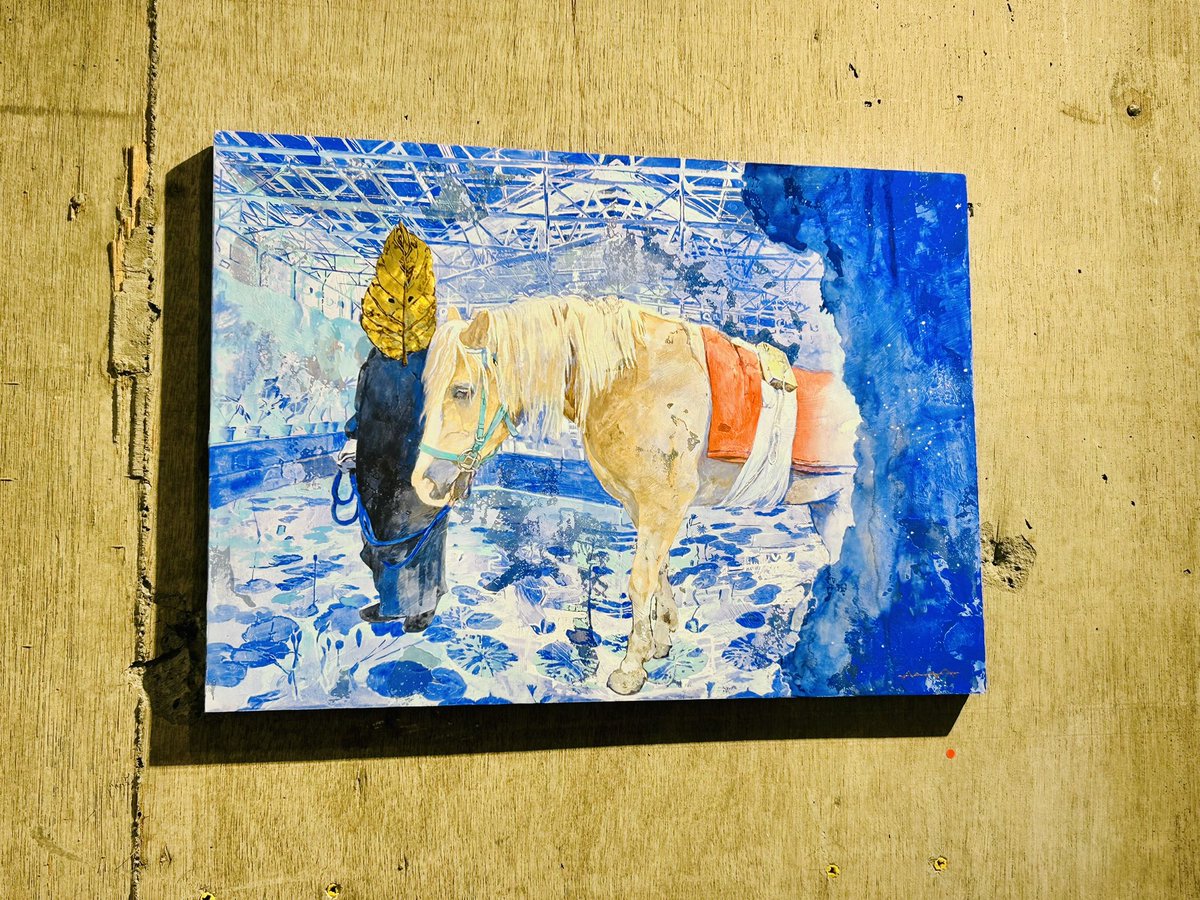 SUZUchizu19's tweet photo. 青山で旧友（というには畏れ多いけど）の多田さやかさんの展示があったので行ってきました！
多田ちゃんの作品は絵肌も青の色も箔の置き方も構図も何から何までかっこいい…好き。
これまで数mの大作が多かったから小品を間近で見れて最高。マチエールかっこよすぎ😭
原宿から歩いて行けるのでぜひ。 https://t.co/7H0AMXpL1I