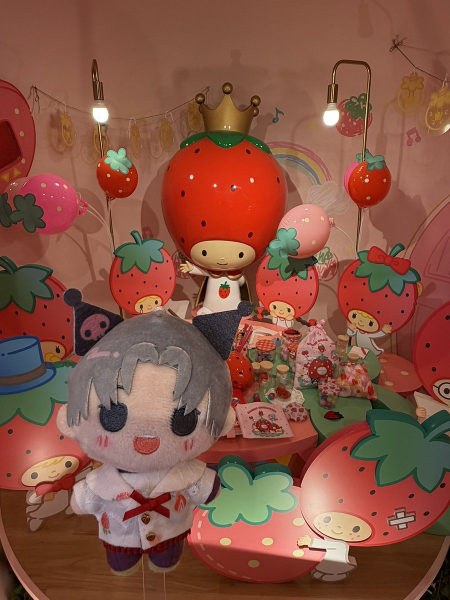 いちごの家どこかと思ったら、ガンダムに守られていました…

リス様(<a href="/risusan_nui/">リス@ぬい垢5/5🥓東３ の28b</a>)のストロベリーショートケーキの服がぴったりでした💕

ファンパ万博グッズ購入前に行ってきた♪