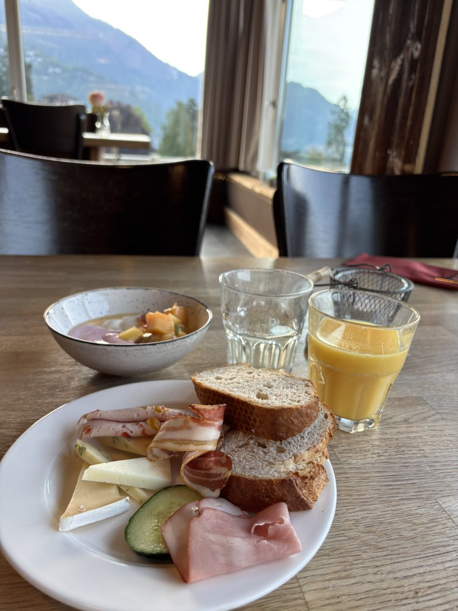 ヨーロッパの朝食ってはチーズ、パン、フルーツ、ハムで大体決まってるよね。今回は３回ほどホテル朝食いただきました。あれば食べるです。