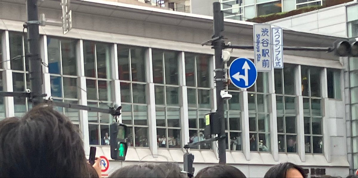jam_ej's tweet photo. ゴールデンウィークの渋谷・・・舐めてた😵‍💫とんでもない人で歩くのも一苦労
渋谷くるたびここから撮影してる人が気になるな〜 https://t.co/lg22wWZRm8