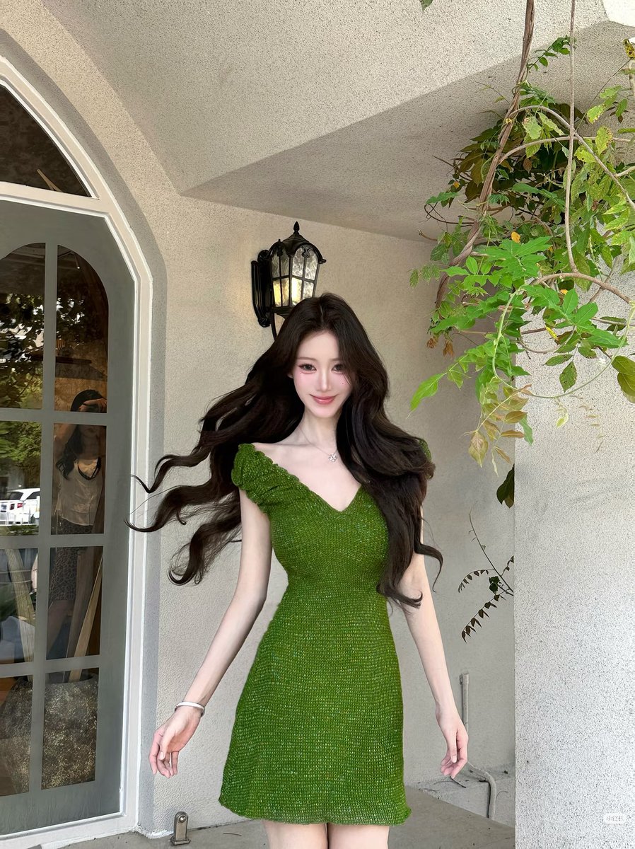 dilaraazeh's tweet photo. This green dress for early spring is seriously so flattering. 🍃 https://t.co/BixDqLoNG3