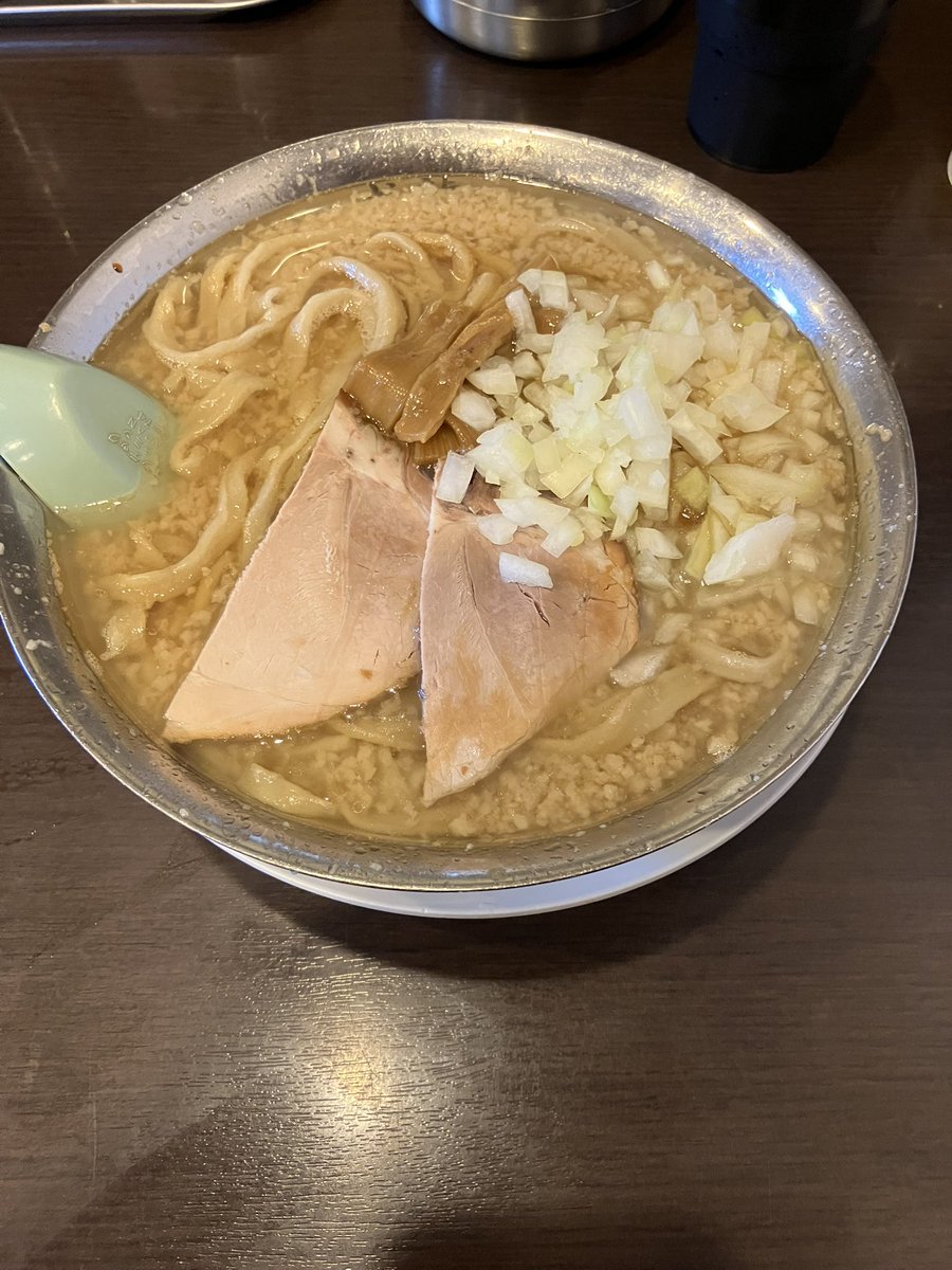 hideki19661101's tweet photo. 燕三条系
成龍

新潟県加茂市の人気店
11時オープン
10時45分到着で
33番目

12時15分着席
12時25分着丼

中華そば900円
大盛り100円
玉ねぎ増し100円
背脂増し

２年振りでしたが、
美味しく頂きました。

成龍
0256-52-3829
新潟県加茂市柳町2-4-20 
https://t.co/a0jYp0x20O https://t.co/ezDlYLBTpJ