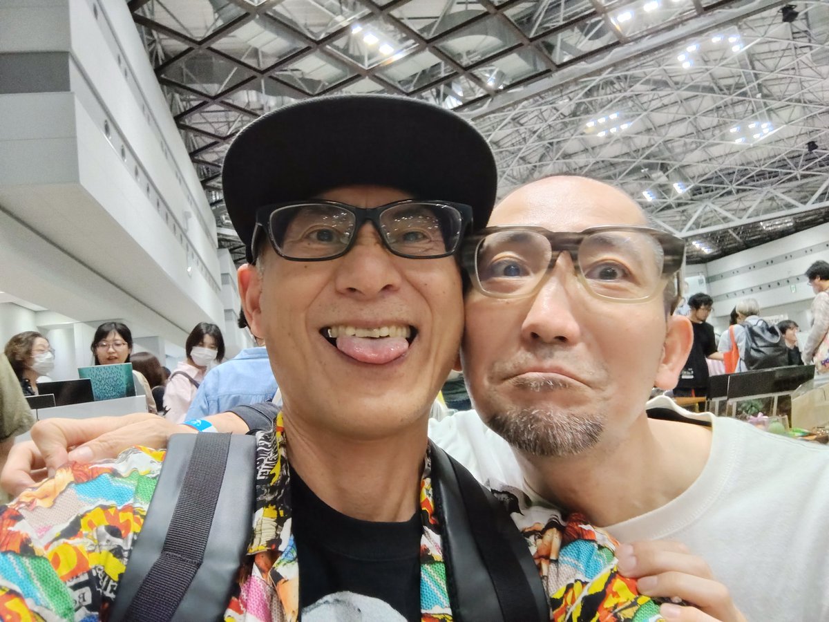 2026年5月4日、文学フリマ会場で遂に【いたこ28号】さんと初対面しました! なんか鏡を見てるような気分になりました。