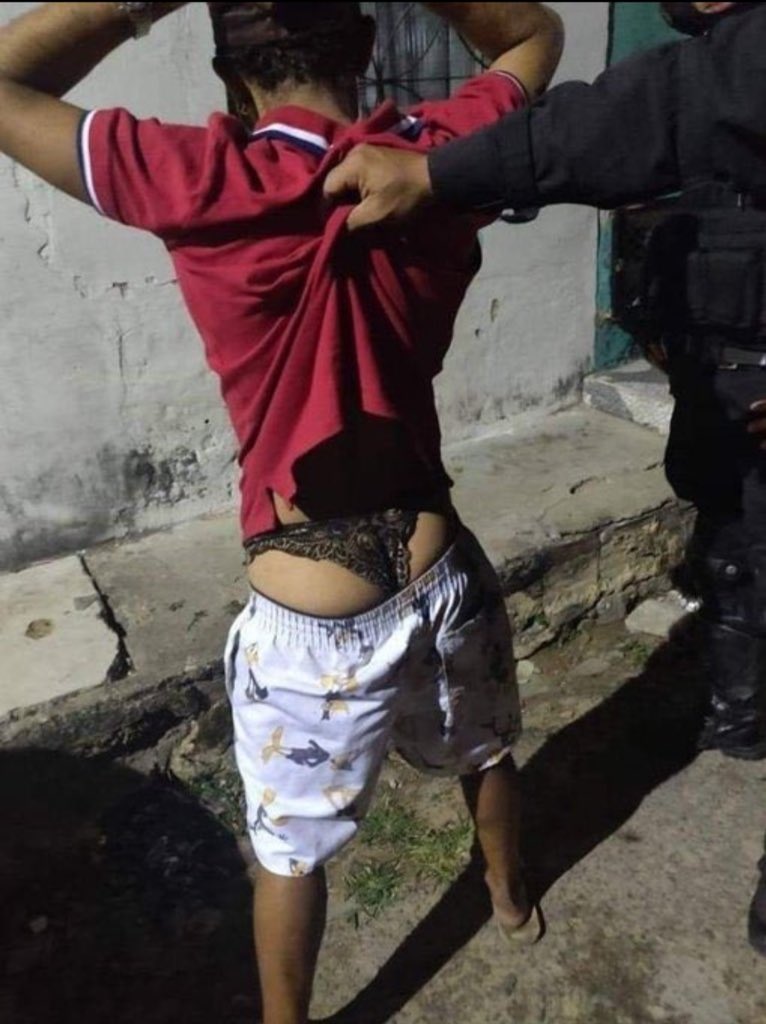 Felumittirr's tweet image. I-PAC worker was caught outside the counting centre.
#WestBengalElectionResultsLIVE