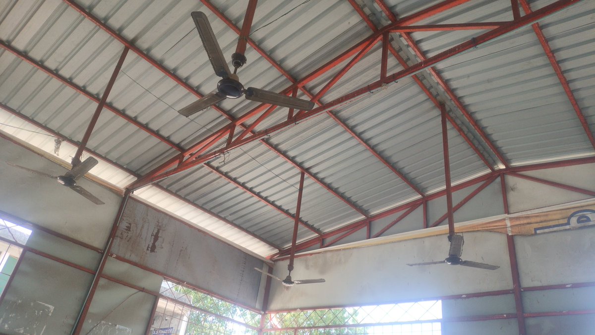 Sahi_Samachar's tweet photo. Pipariya bus stand District Narmadapurm me dekhne ke liye Fan to lage h lekin chalte nhi h yatri jo yaha baithe h marte rahe garmi me
Janta ke chalne wale officer aur netao ko janta ki koi fikar nhi khud ke office me AC lagwa ke rakhte h
@dmhoshangabad 
@ThakurdasNag https://t.co/c6ceWQwpim