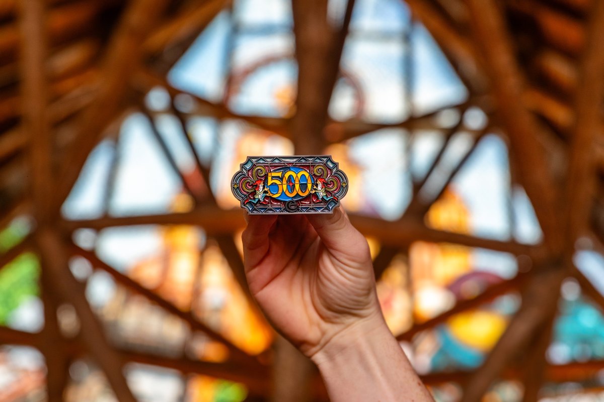 34 jaar na de allereerste Efteling-pin is het zover: de 500e pin! 📌✨ Voor deze speciale editie lieten we ons inspireren door het kleurrijke glas-in-loodkunstwerk in het Huis van de Vijf Zintuigen. 🌈 Dit eerbetoon vormde de basis voor deze jubileum-pin, waarmee we ook de